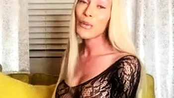 Mia Isabella wichst im Netzkleid