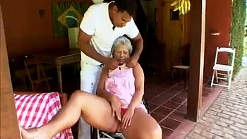 Grand-mère pulpeuse adore sucer, levrette et chevaucher