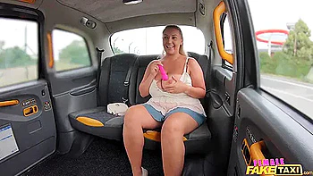 Ladies chaudes et Krystal Swift baisent dans la voiture