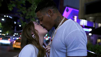 Любительница Дэнни Риверс сосет огромный черный член в позе сзади