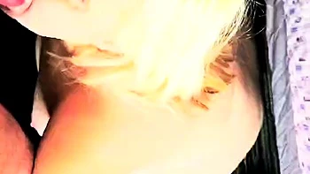 Blonde Schlampe macht POV Blowjob und Handjob