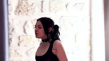 Calista Vixen baise le Grinch en latex avec strapon