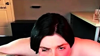 Sheisatang adore sa pipe profonde salissante avec gros seins POV