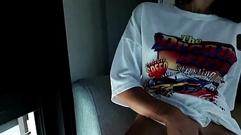 Adolescente morena goza ao se masturbar na buceta molhada