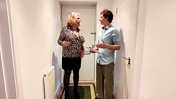 Camilla madura mete leche a su juguete