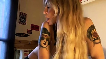 Yesangelgirl rubia monta un gran culo en webcam