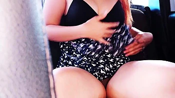 Teen rousse Natasha se branle fort en parking public