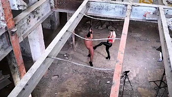 Femdom rubia aplasta huevos fuerte