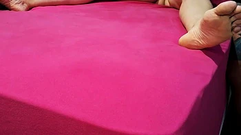 Durante a massagem ela foi envolvente e provocante comigo.