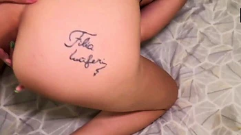 Argentinische Teen Luenok bläst Miabunny und wird gefickt