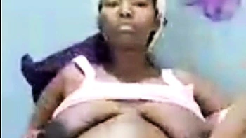 Grosse maman africaine enceinte se branle seins énormes