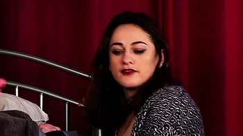 Две девушки CFNM сосут и мастурбируют счастливого парня