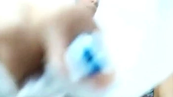 Amadora latina goza sozinha com brinquedos na webcam