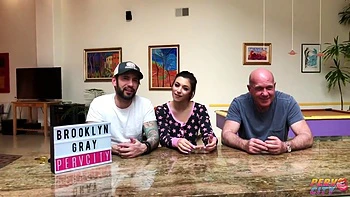 Brooklyn se prépare pour un anal brutal et cul dans la bouche