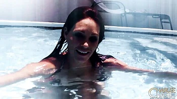 Charlee Chase faz boquete debaixo d'água no pau grande