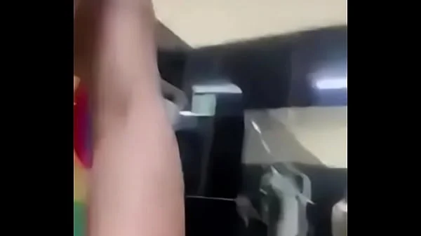 Baise fort avec ma copine devant son ami en boîte de nuit