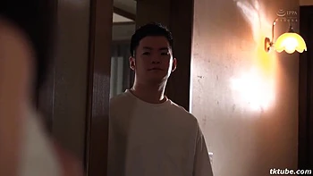 Le cocu regarde sa copine se faire baiser sauvagement