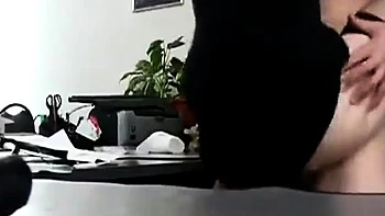 Mature allemande se fait baiser dur au bureau en dogging