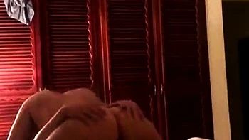 Loira traidora cavalga o amigo enquanto o marido trabalha