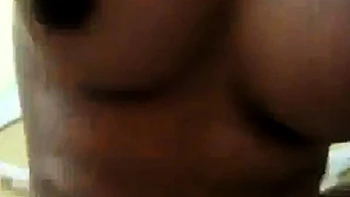 Chica asiática amateur de Indonesia chupa gran polla