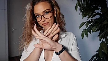 Любительница дрочит и тяжело дышит в соло