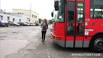 Sexe en plein air avec fille rasée de Pissing Street