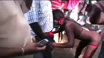 Stripperinnen ficken hart auf öffentlicher Parkorgie