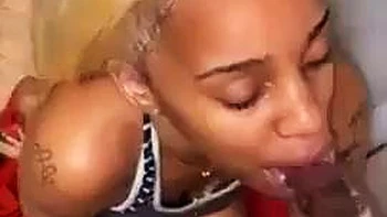 Ebony chupando e sendo fodida doggy no cu