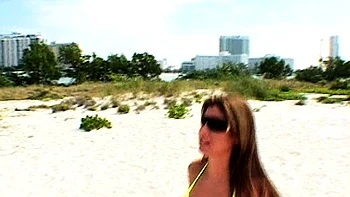 Morena tetona se masturba al aire libre