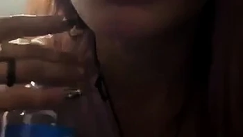 Amatrice rousse sexy baise seins en gros plan