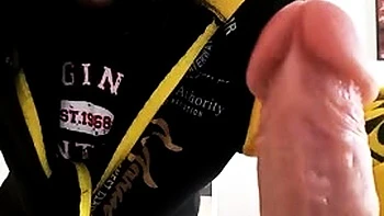 Adolescente amadora se masturba com brinquedos no cu em close