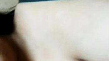 Индийская пышка мастурбирует и пускает струю