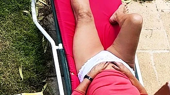 Nacktes Solo-Selbstficken draußen in der Sonne