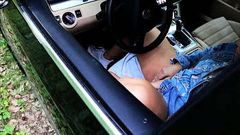 Ruiva se masturba e é fodida na floresta