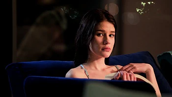 Pequeña Sophie doble penetrada anal con grandes pollas en trío