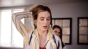 Lesbiana peituda fode a namorada loira com strap-on