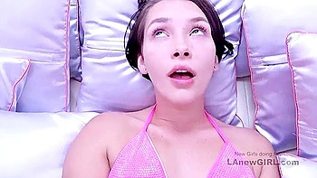 Adolescente amateur de 18 años monta duro el coño en casting