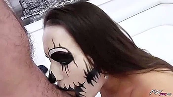 Латинка с большими сиськами жестко ебется в анус в костюме