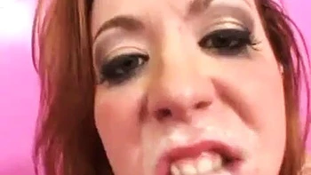 Rothaarige bekommt Gesicht nach Doggy und Cowgirl-Blowjobs