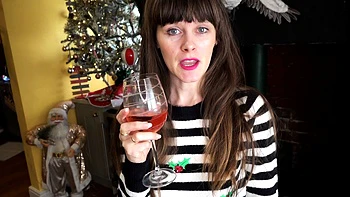 Европейская брюнетка красотка соло софткор на Рождество