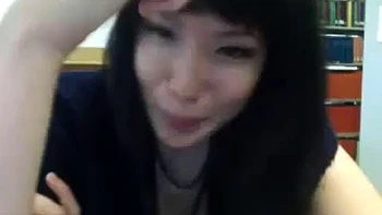 Настоящая любительница дрочит и кончает