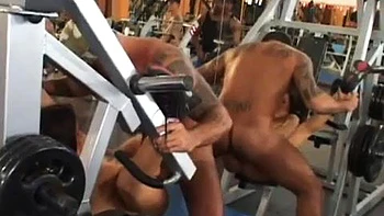 Gangbang brasileiro na academia: boquetes amadores e sexo em grupo