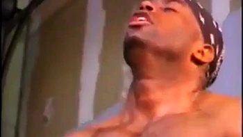 Ebony classique suce et chevauche en levrette