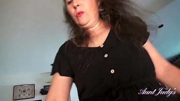 Grace te séduit puis chevauche ta grosse queue