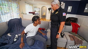 Блондинка-милфа трахнута наездницей и сзади