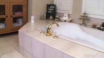 Isabel Ice é fodida por vários paus ao mesmo tempo