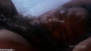 Europäische busige Brünette Sklavin wird gefickt