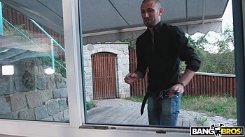 Verónica se corre a chorros en su entrenamiento anal