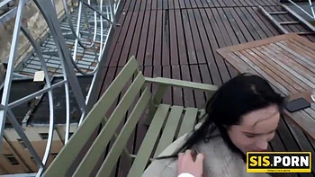 Brünette fickt Stiefbruder in allen Ecken des Hauses