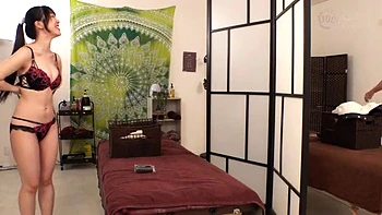 Beauté G-cup en massage à l'huile suce la queue d'un inconnu